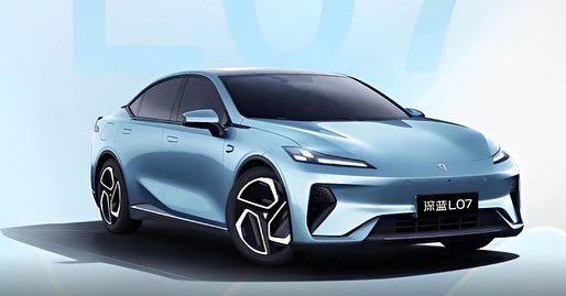 AutosyMas's tweet photo. #Huawei lanzó su nuevo #DeepalL07; se trata de un #sedán eléctrico de 4.87 m. de largo, dotado de un diseño de estilo chino, pues este ha sido desarrollado con el respaldo de #Changan.

Llega al mercado con dos opciones disponibles, una con batería de 66.8 kWh y otra de 58.9 kWh, ambas con un torque de 320 Nm, pero la autonomía si varía en función de su capacidad, es decir que la primera alcanza los 540 km por carga y la más sencilla llega a los 475 km con un tiempo promedio de recarga de 35 minutos para aumentar del 30% al 80%.

¿Crees que llegue a nuestro #mercado?
-
-
#automotive #cars #coches #autos #carros #nuevo #fyp #news #carnews #rm