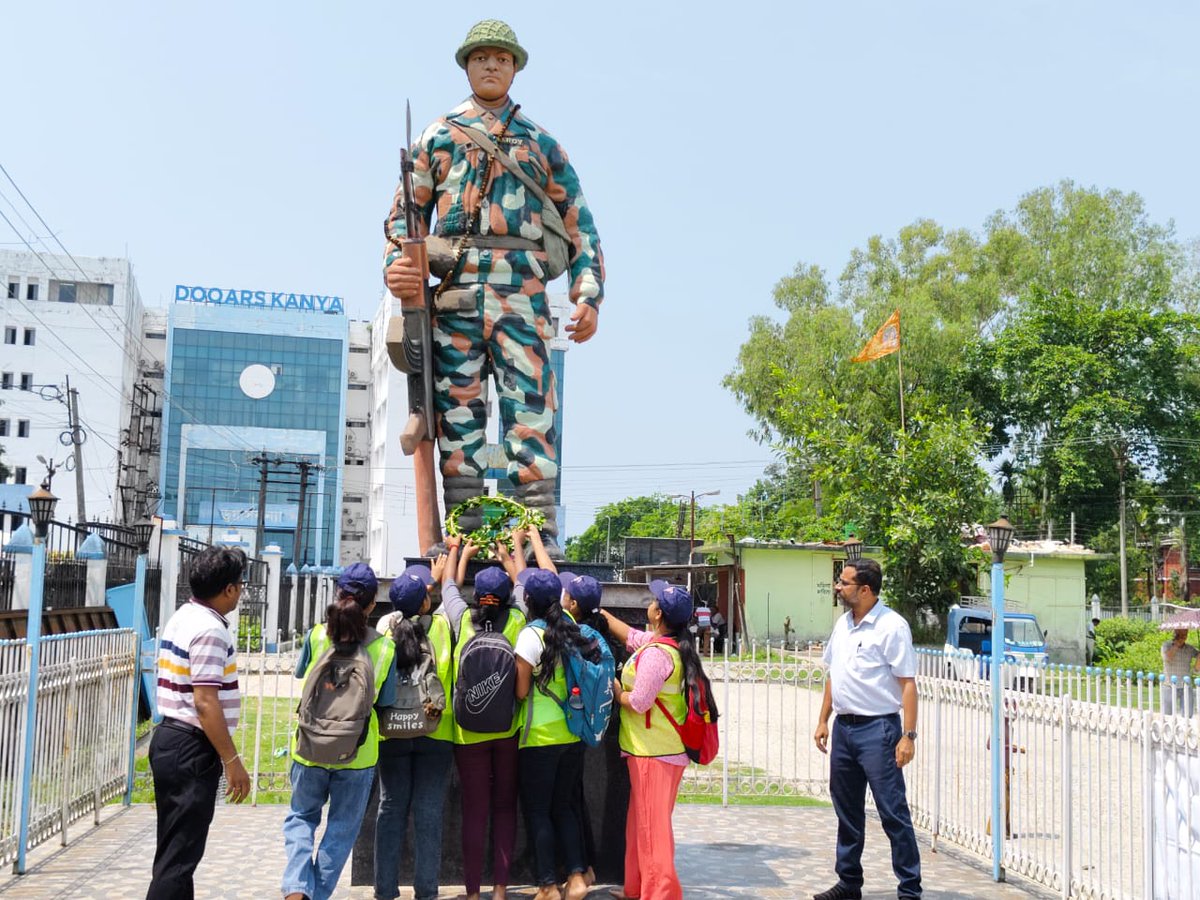 NSS Unit of Alipurduar Mahila Mahavidyalaya, Alipurduar observed Anti-terrorism day by garlanding the statue of Soldier. @ianuragthakur @NisithPramanik @YASMinistry @_NSSIndia