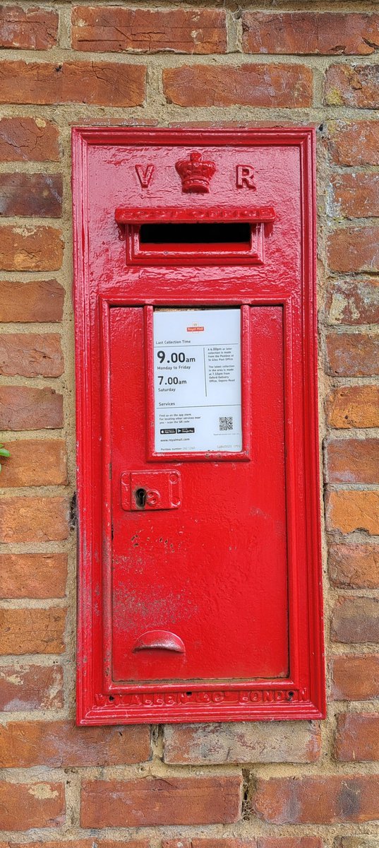 It's a very wet #WallboxWednesday here! This morning I've got a Victorian wallbox with a very small letter slot!