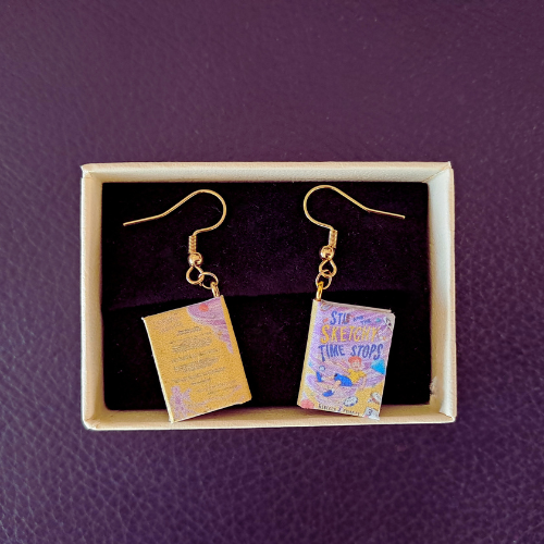 I can now wear Stu on my ears! (How good is your eyesight to see him?) 👂 😂

#StuandtheSketchyTimeStops #TheSketcherSeries #middlegrade #books #MG #kidlit #humor #heist #casinoheist #sciencefantasy #scifi #fantasy #ComingRealSoon #Tomorrow #earrings #bookearrings