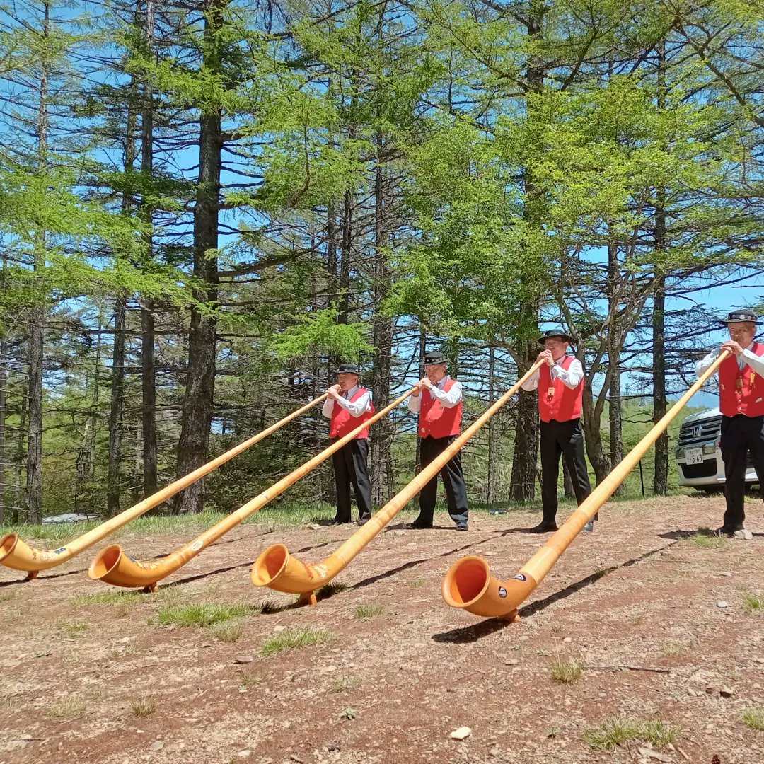 5/18（日）入笠山開山祭が行われました。伊那市議会経済建設委員会副委員長の立場で出席。
天候にも恵まれ初夏の陽気での式典でした。
登山者の方々をはじめ、事故のないことを祈願しました。
入笠山は、登山しやすい山です。山頂からの360°の景色はとても最高です。
是非、入笠山にお越しください。