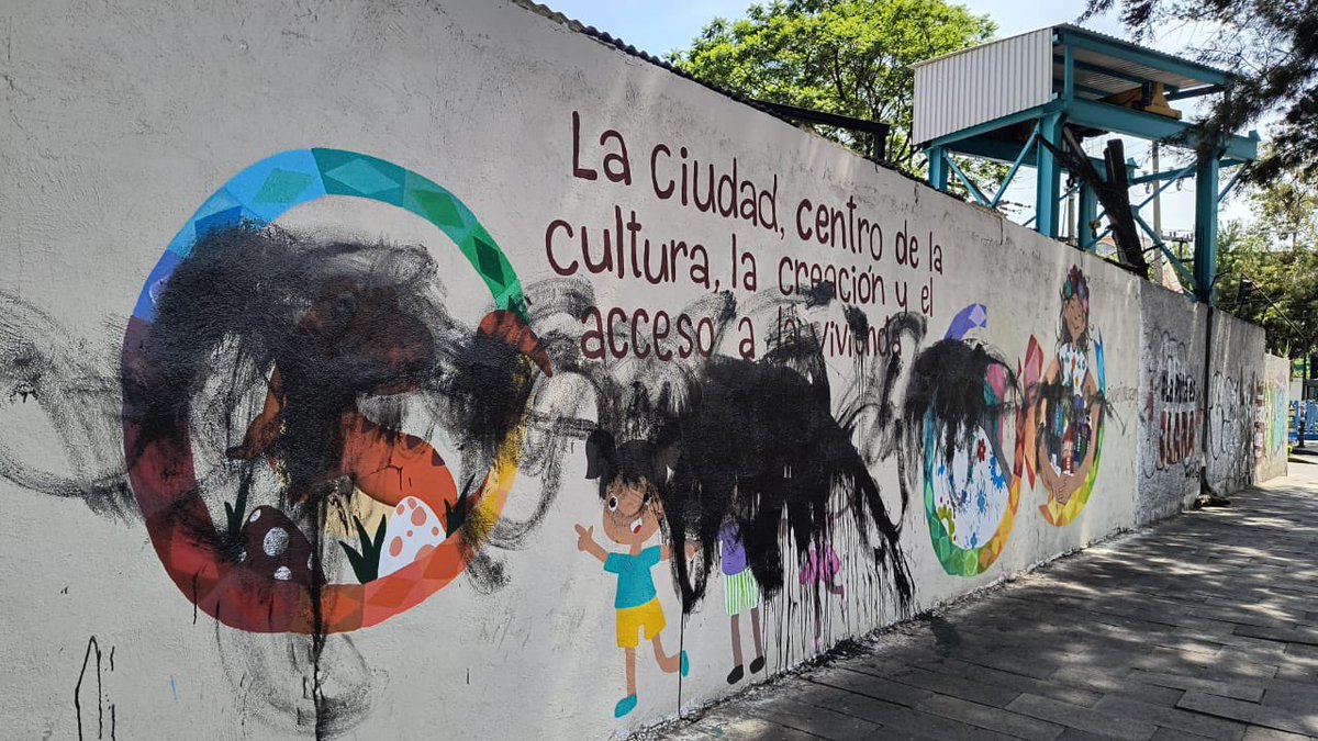 En STUNAM Culhuacán las juventudes del movimiento pintaron un mural sobre cultura y acceso a la vivienda. Así quedó vandalizado hoy por simpatizantes del @PAN_CDMX. Cada vez más irracionales, intransigentes y minoritarios. Vivo rostro de su derrota !