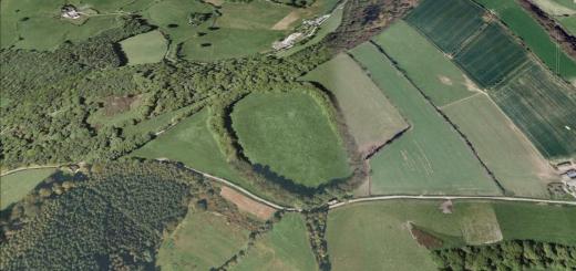 #HillfortsWednesday Ashley's Copse is the site of an Iron Age hillfort, about 8 miles (13 km) northeast of the city of Salisbury, #England, straddling the border between the counties of #Wiltshire and #Hampshire. The site is a scheduled monument. #Archaeology #History