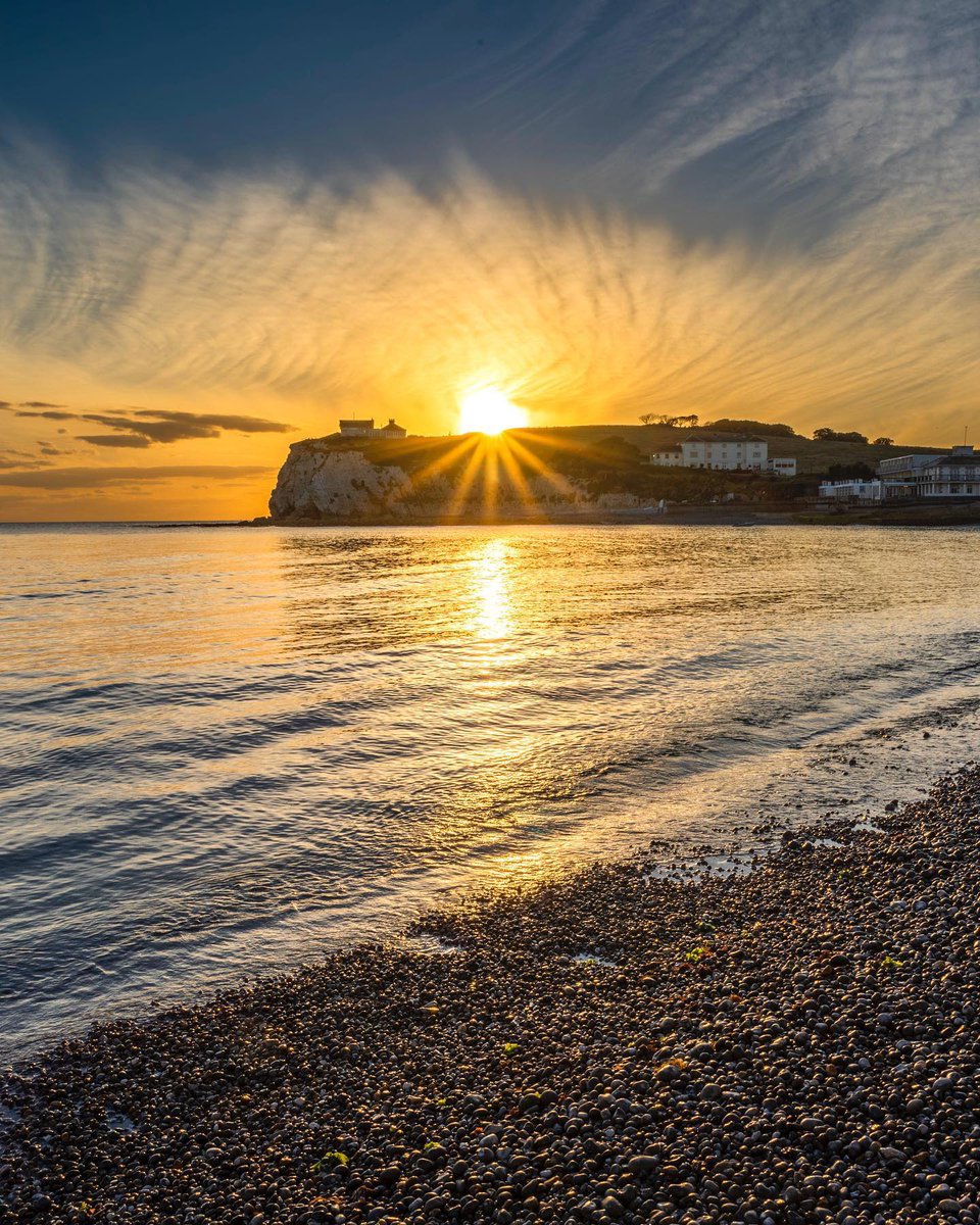 Sunset at Freshwater Bay on the Isle of Wight @StormHour @ThePhotoHour @VisitIOW #isleofwight #freshwaterbay instagram.com/p/C7QmPbqiRxq/