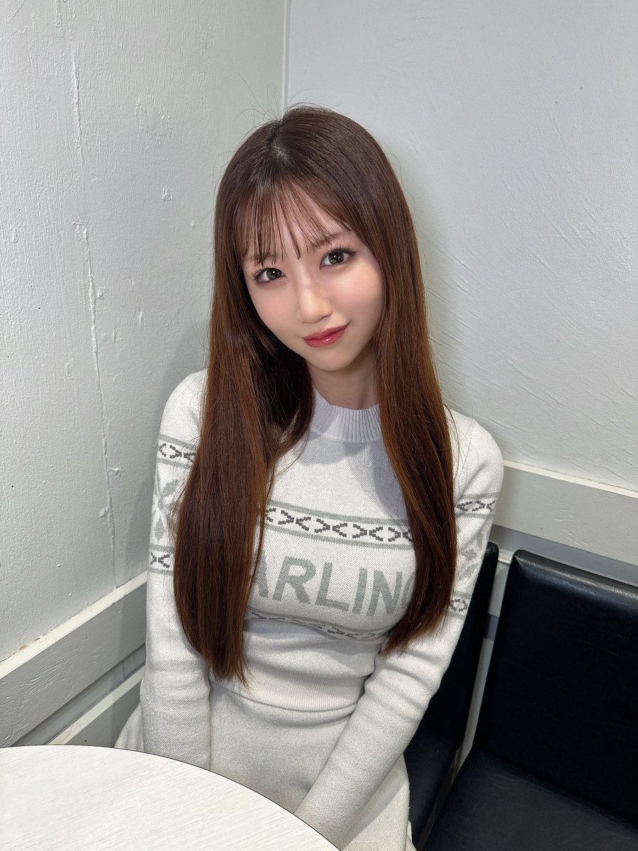 ラジオの番組チェキ今日までです📻 5枚組のサイン入りの1枚だけ水着だ