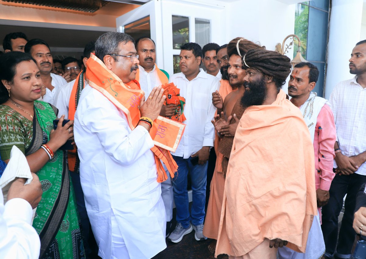 Union Minister and BJP Sambalpur Lok Sabha candidate #DharmendraPradhan seeks blessing of Sadhus of Mahima cult in Sambalpur #Odisha #Elections2024 #OdishaElections