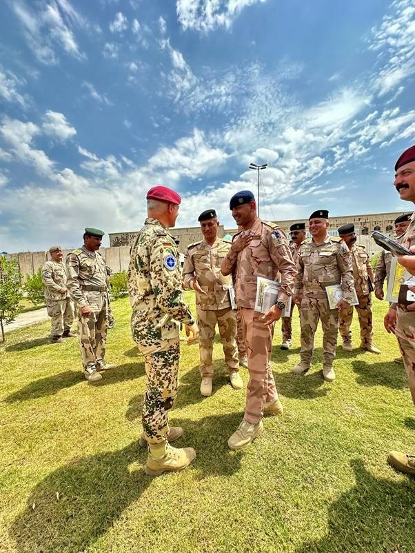 Bei der #NATO-Mission Iraq verabschiedete Oberst Thomas B. für die #BundeswehrimEinsatz, die insgesamt 16 irakischen Lehrgangsteilnehmer des #NATO Orientation Course. Der deutsche Senior Advisor berät die irakischen Streitkräfte und Sicherheitsinstitutionen.