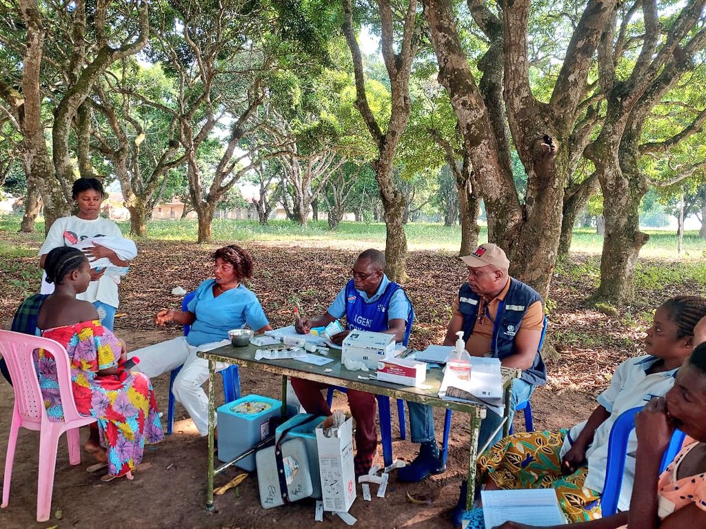 Gombe-Matadi, #Kongo_Central 🇨🇩. Nos équipes tiennent une séance d’information avec les mamans en leur montrant l’importance de la #vaccination dans la prévention de la propagation des maladies & la nécessité d'atteindre les enfants sous-vaccinés pour les maintenir en bonne santé