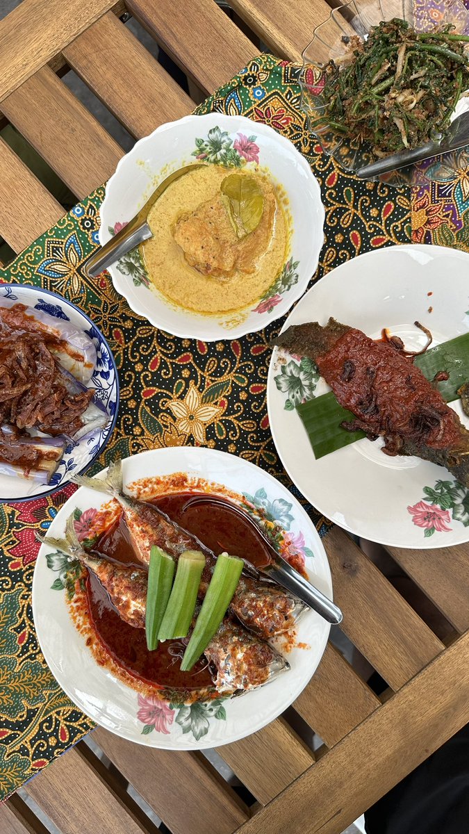 Bagi yang suka masakan kampung nanti mai Penang korang boleh singgah sini. Kombinasi pekasam, sambal belacan, gulai ikan masin tumis darat. Semuanya sempurna. 🥘

📍Sajian Penang, Bayan Lepas