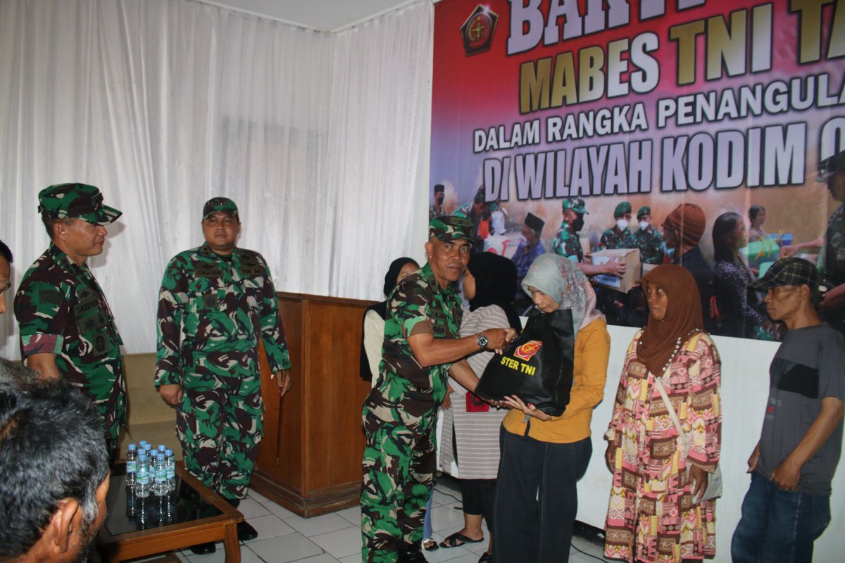 Ster TNI Distribusikan 1.786 Paket Sembako kepada warga Kelurahan Kota Wetan dan Kelurahan Sukamentri yang terdampak gempa bumi, di Aula Kelurahan Kota Wetan, Kec. Garut Kota, Kab. Garut, Rabu (15/5/2024). 👉tni.mil.id/view-241359-st… #tniprima