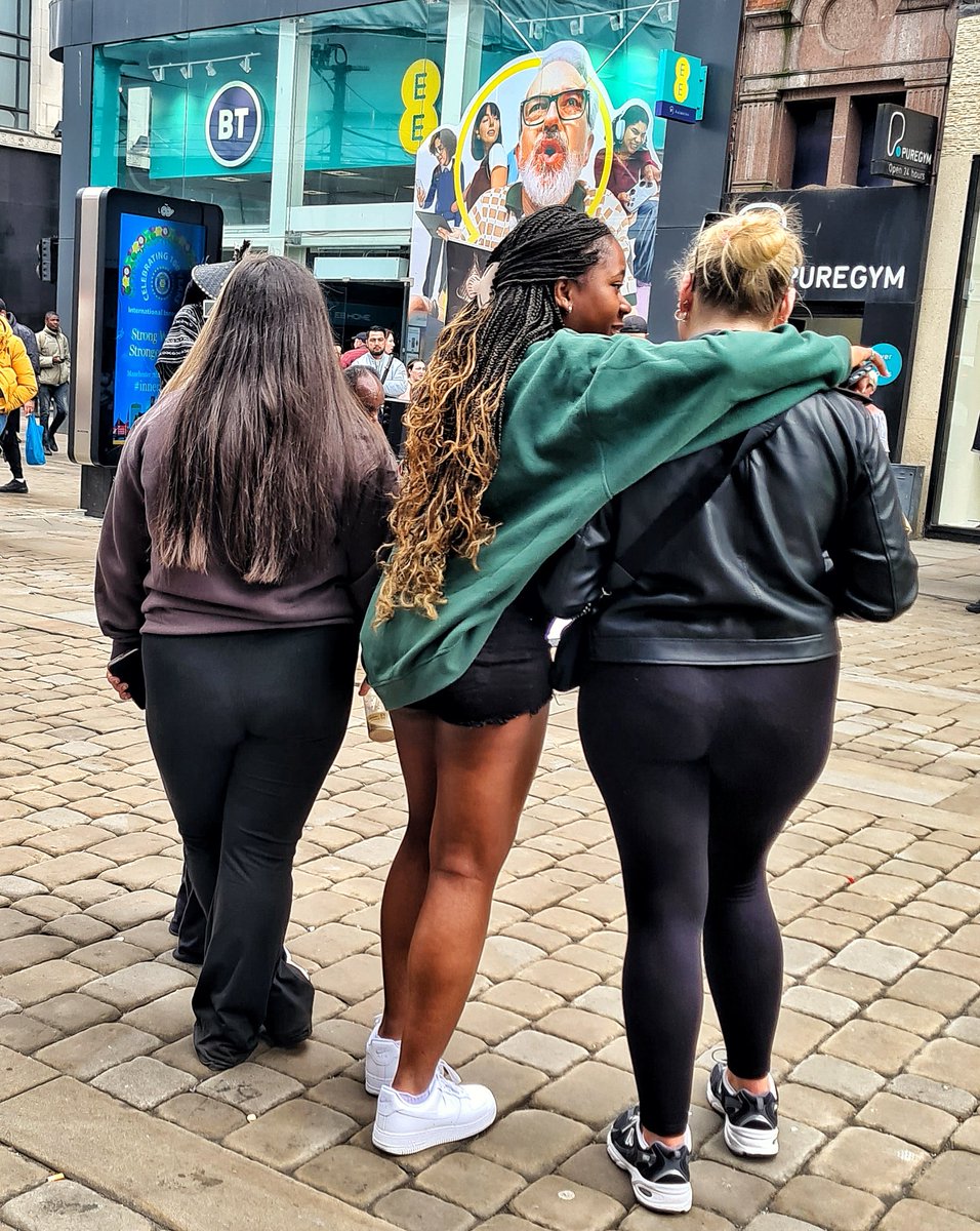 Out with your pals #streetphoto #streetphotography #Manchester #marketstreet #galaxys20