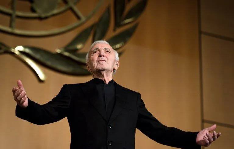 Charles Aznavour aurait eu 100 ans aujourd'hui. Profondément français, inlassable ambassadeur de l'Arménie, il disait pourtant que son véritable pays, 'c'était la langue française'. Célébrons cet artiste, ce poète, qui a fait de la francophonie un art.