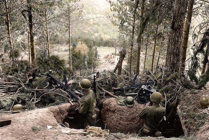 Hürtgen Ormanı Muharebesi sırasında bir Alman MG42 makineli tüfek mevzini inceleyen Amerikan askerleri – 1944. 19 Eylül 1944 ila 19 Şubat 1945 tarihleri arasında gerçekleşen ve Amerikalıların 33.000 zayiat verdiği muharebe ABD tarihinin en uzun süren muharebesi olmuştur.