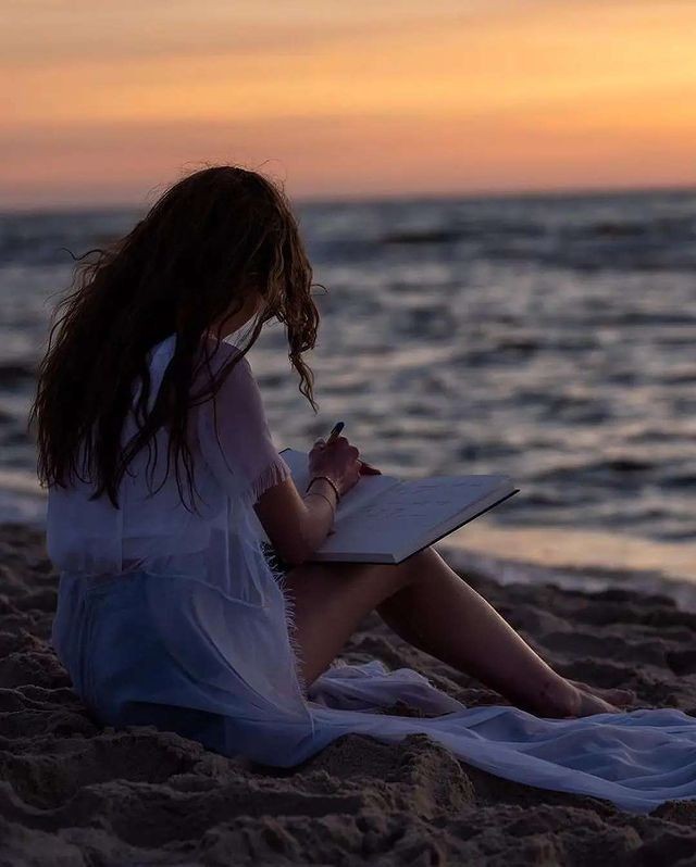 Hai mai provato la sensazione di leggere vicino al mare? Il profumo, la brezza, i sogni. Un viaggiare nel tempo; passano ore, ma sembrano minuti. Buongiorno a tutte/i ☕️❤️