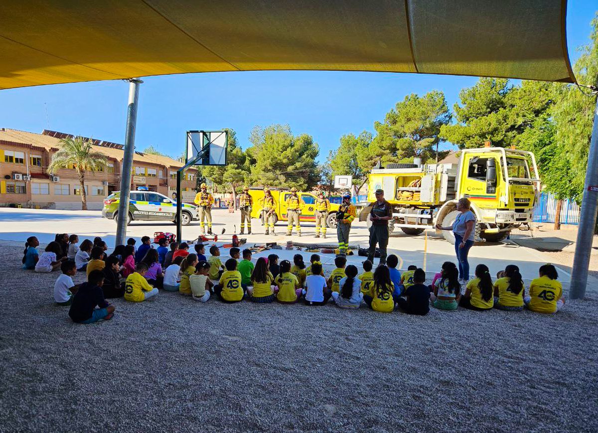 📢 Agentes medioambientales #AAMM_Murcia y Bomberos Forestales #BRIFOR compartieron la jornada de ayer con los alumnos del CEIP Nueva Escuela de #FuenteÁlamo y conocieron el trabajo de lucha contra los incendios forestales en la #RegióndeMurcia ¡Gracias por la acogida!