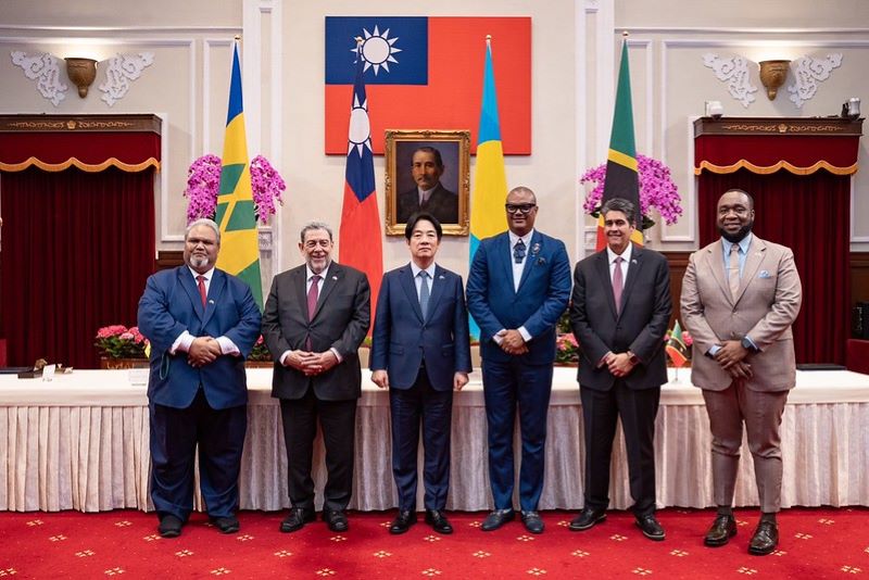 .@ChingteLai witnesses the signing of communiqués establishing diplomatic relations between 3 of #Taiwan’s🇹🇼 allies: #Palau🇵🇼, #StKittsAndNevis🇰🇳 and #StVincentAndTheGrenadines🇻🇨; & pledges to work with democracies to uphold peace May 21 in Taipei City. (📸 Presidential Office)