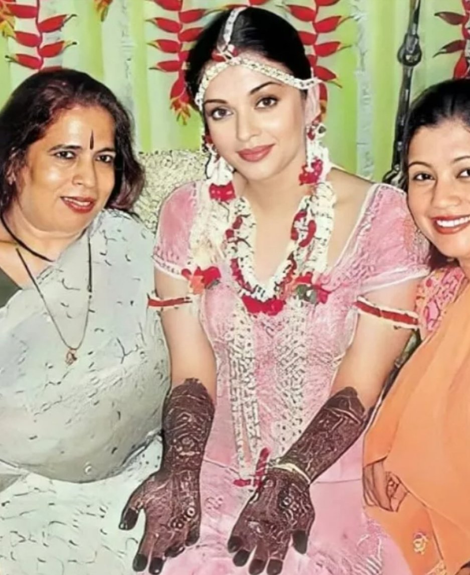 Here's a throwback picture of #AishwaryaRai aka #AishwaryaRaiBachchan from her mehendi ceremony that's making the rounds🩷