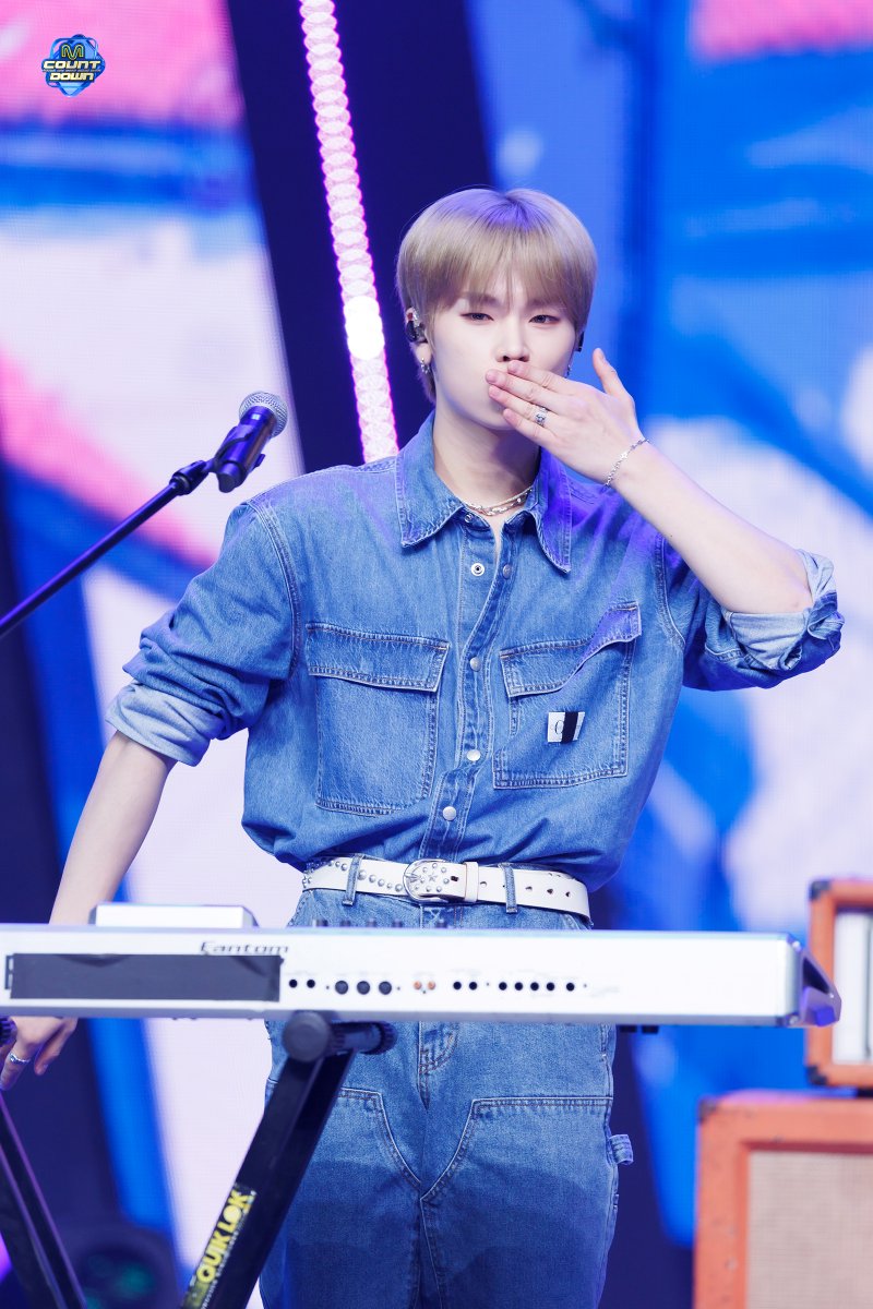 MnetMcountdown's tweet photo. 240516 #MCOUNTDOWN 현장포토
엠카의 하루
이제 막 일을 시작한 엠카는 짱디즈 현포를 가져왔다
오예
모니터 앞에서 기다렸징
크하하ㅏㄹ 보자보자
런즈들 머하니이
(😈 : 짱디즈 하는 중)

More Photos 📸 https://t.co/BFbVaAVBHG

#엠카운트다운 #엠카 #XdinaryHeroes #엑스디너리히어로즈 #어리고_부끄럽고_바보_같은