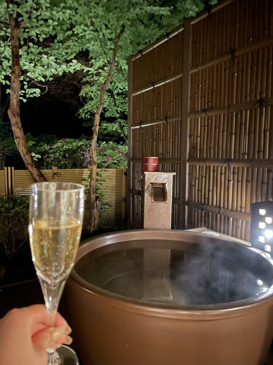 rinmeidebu's tweet photo. 先週やっと、やっと、念願の30歳になったよ〜！ようやくスタートラインに立てる節目なので滝に打たれてきました🏞️
誕生日に滝に打たれるやつ日本で私だけだろ🫰 https://t.co/eHC0v6TbMt