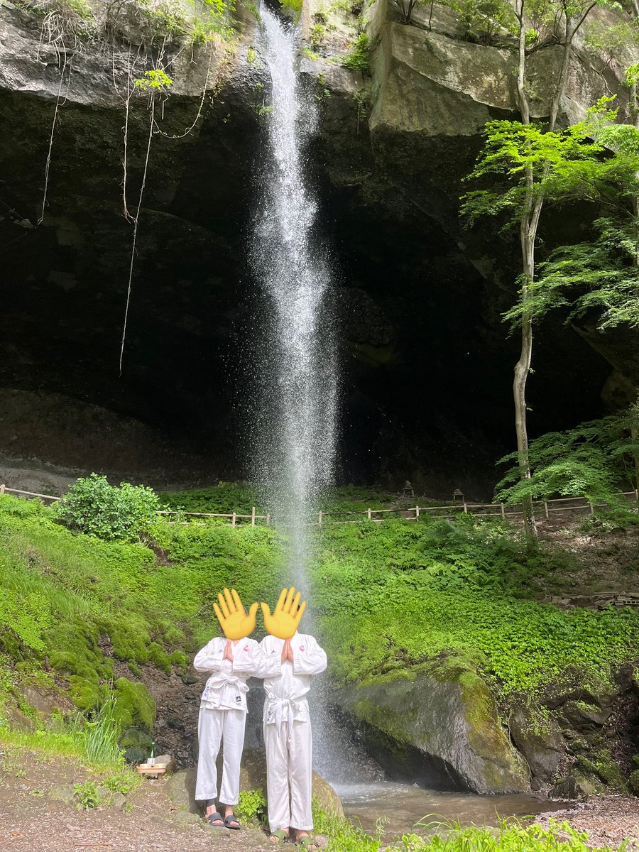 rinmeidebu's tweet photo. 先週やっと、やっと、念願の30歳になったよ〜！ようやくスタートラインに立てる節目なので滝に打たれてきました🏞️
誕生日に滝に打たれるやつ日本で私だけだろ🫰 https://t.co/eHC0v6TbMt