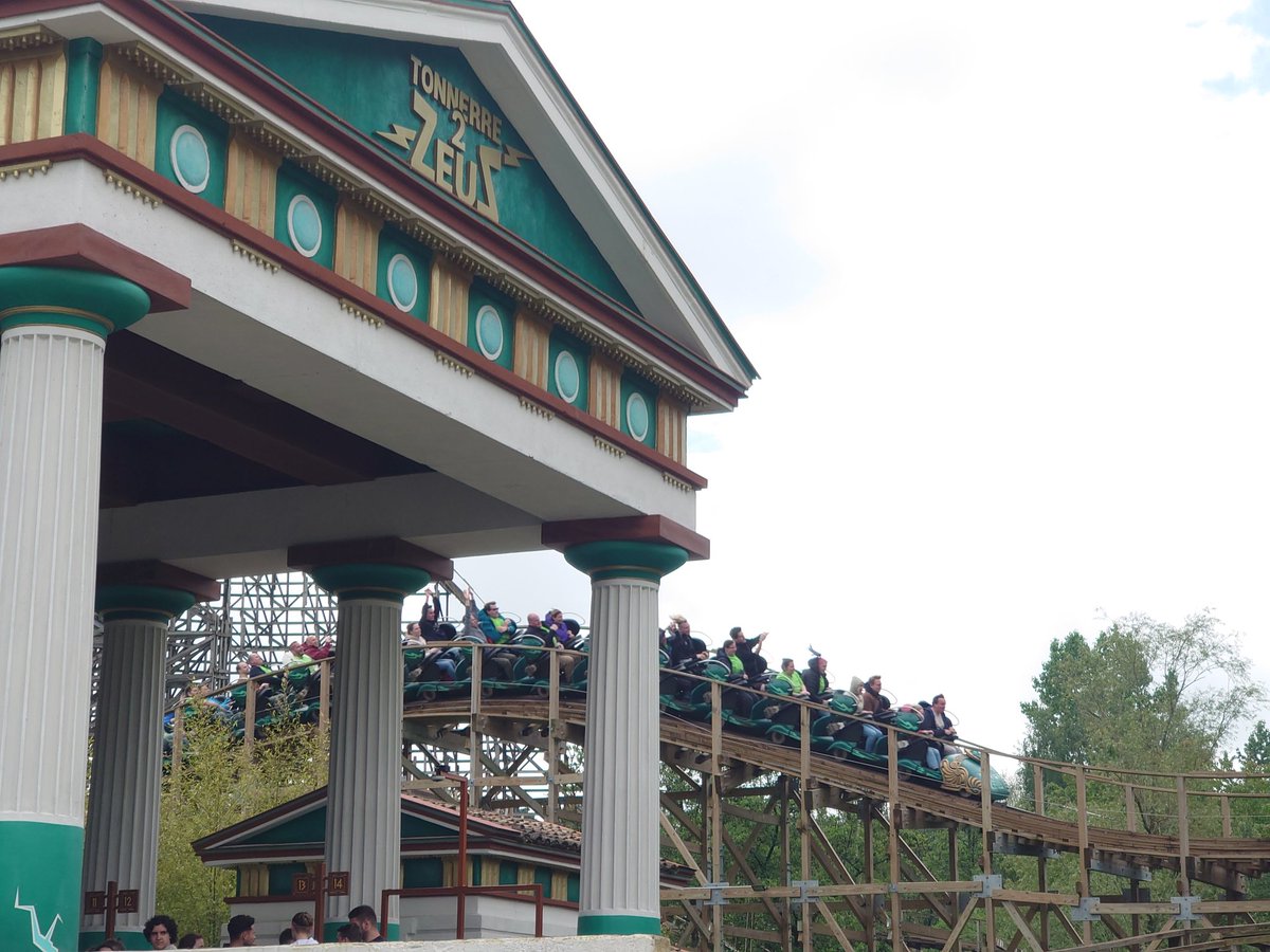 maxm097's tweet photo. #CFGrandParisTour Tag 4: Nochmal waren wir heute im Parc Asterix. In der früh konnten wir einige Fahrten auf Toutatis machen. Dann wurden die restlichen Bahnen gecheckt, eine Abkühlung auf dem Rafting geholt und eine Show geschaut. Gegen Ende folgen weitere Fahrten auf Toutatis. https://t.co/wlvD19hKPl
