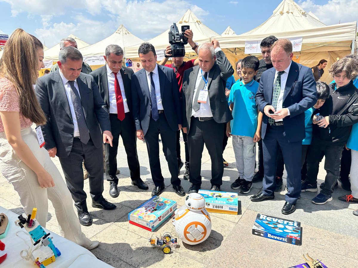 Astronomi alanında eğitim verilen ilk merkezlerden birisi olan Cacabey Medresesine ithafen Cacabey Meydanında Uzay ve Bilim Şenliği düzenlendi @gencliksporbak @oa_bak