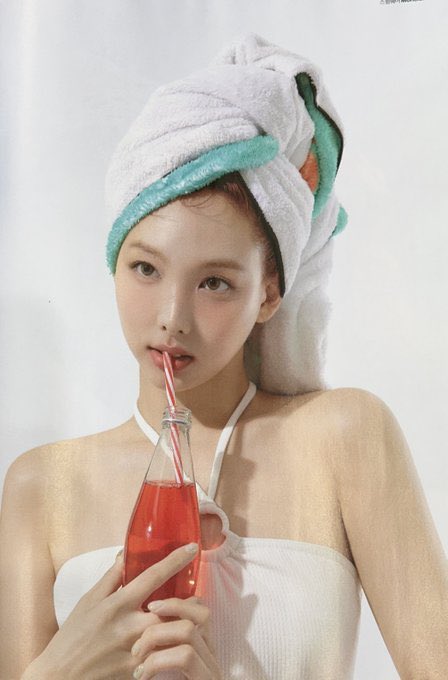 mnymilf's tweet photo. NAYEON OH MY GOD?!?? https://t.co/sJYy1cGhd2