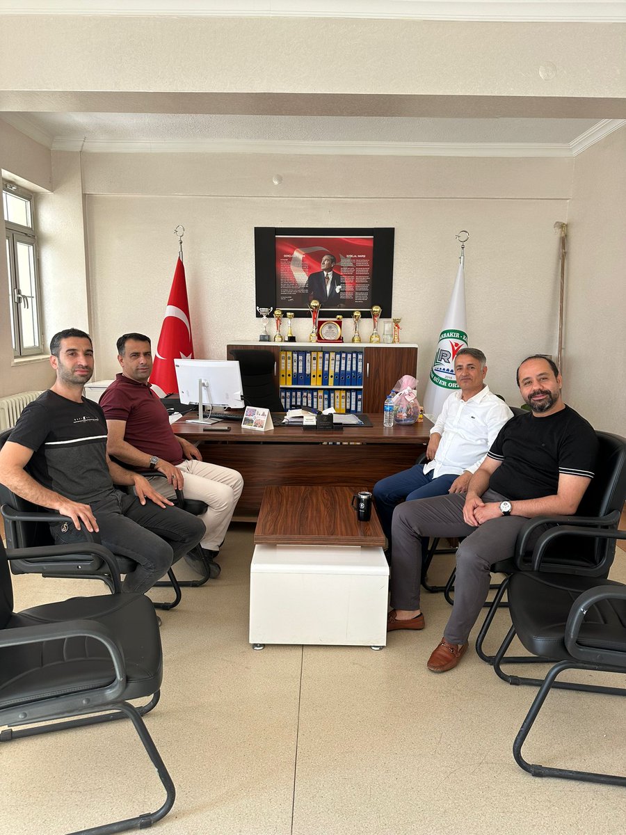 Kayapınar ilçe milli eğitim şube müdürü <a href="/makdogan0202/">Mahmut Akdoğan</a> okulumuzu ziyaret ederek yıl sonu iş ve işlemleri ,eğitimin değerlendirmesi yapıldı.Nazik ziyaretlerinden dolayı kendisine teşekkür ederiz <a href="/Diyarbakirmem/">Diyarbakır İl Millî Eğitim Müdürlüğü</a> <a href="/kayapinarmem/">Kayapınar İlçe Millî Eğitim Müdürlüğü</a> <a href="/Kayahansubasi/">Kayahan Subaşı</a> <a href="/ronmer306/">Yılmaz Türk</a>