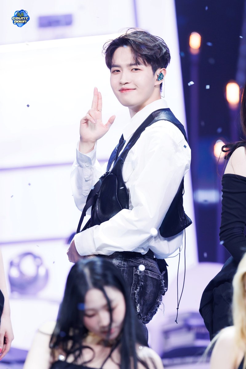 240516 #MCOUNTDOWN 현장포토
누가 째니만큼 노래 잘해🎤?
누가 째니만큼 무대 매너가 좋아🐶?
누가 째니만큼 감미로워🎶?
누가 째니만큼 윈드 사랑해💗?

More Photos 📸 naver.me/Fm2jAyVn

#엠카운트다운 #엠카 #김재환 #KIMJAEHWAN #나만큼 #Amaid