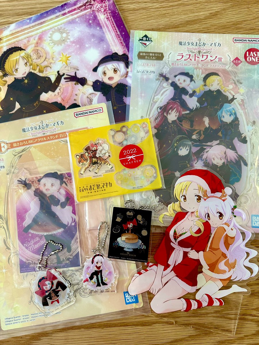 そしてアニプレックスさんからも先日まどか☆マギカグッズがわんさか届きました…！ありがとうございます💖 全部かわいい！ほしかったやつだらけー！ Tシャツも帽子もたくさん普段使いさせていただいてます🙏✨ Tシャツ着てたらもここ👧🏻に「これなーに？」って聞かれました🧀 もここはベベを覚えた☝️