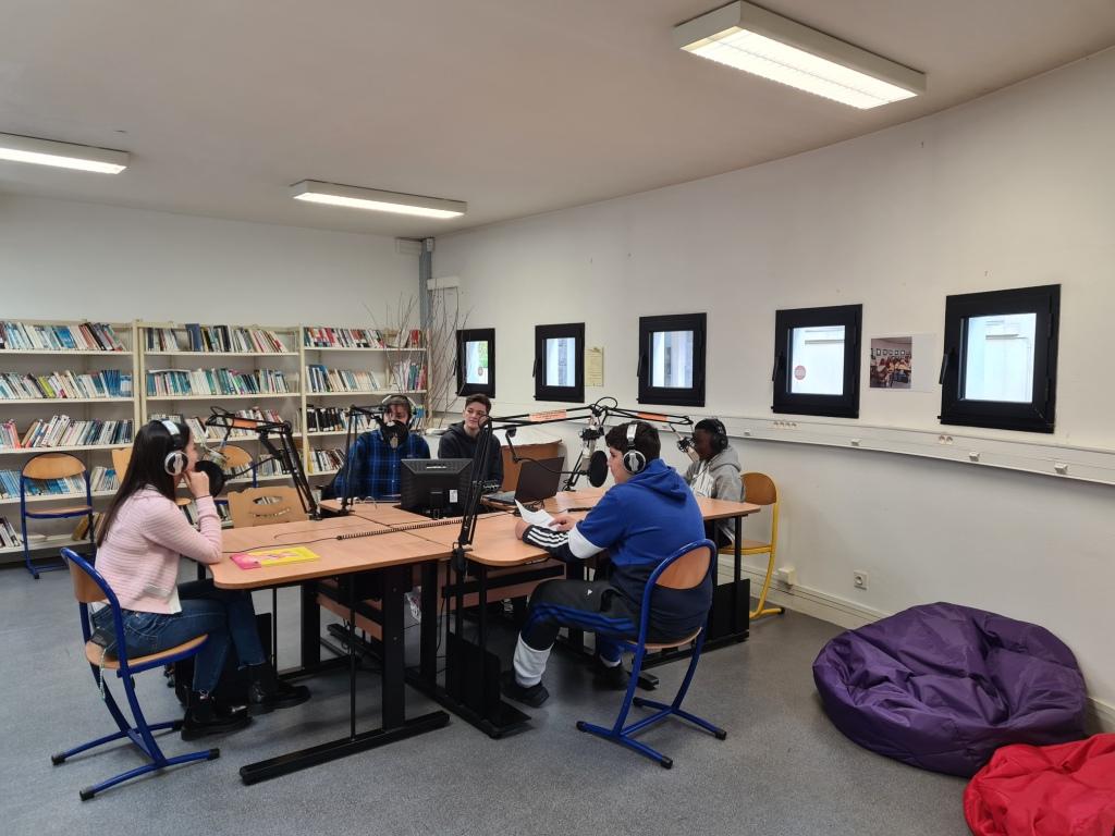 Jean-Michel Le Baut (@jmlebaut) on Twitter photo 📷
Cercles PPPE/6èmes de lecture, de débat, de webradio pour une littérature jeunesse non sexiste lewebpedagogique.com/lardoisiere/li… Merci <a href="/claireberest/">BEREST Claire</a> pour l'inspiration et <a href="/Marinalelann/">Marina Le Lann</a> pour la coopération ! 📷
Cercles PPPE/6èmes de lecture, de débat, de webradio pour une littérature jeunesse non sexiste lewebpedagogique.com/lardoisiere/li… Merci <a href="/claireberest/">BEREST Claire</a> pour l'inspiration et <a href="/Marinalelann/">Marina Le Lann</a> pour la coopération !