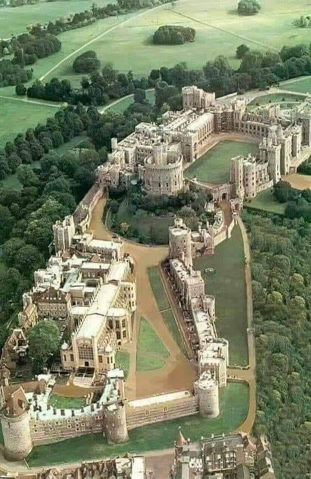 Windsor Castle, Windsor City, Berkshire County, England.
#WindsorCastle
#Berkshire
#England
#RoyalResidence
#HistoricLandmark