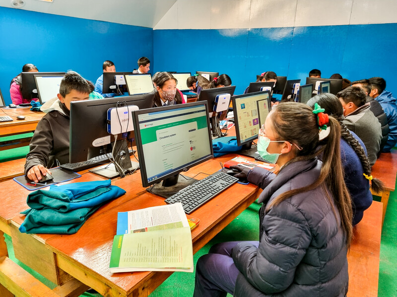 Digital Skill #2: Finding and Using Information Online🔍The ability to find and use information online empowers you to make informed decisions, stay updated, and solve problems. Mastering this skill opens up a world of knowledge. #DigitalLiteracy Photo: @internetsociety