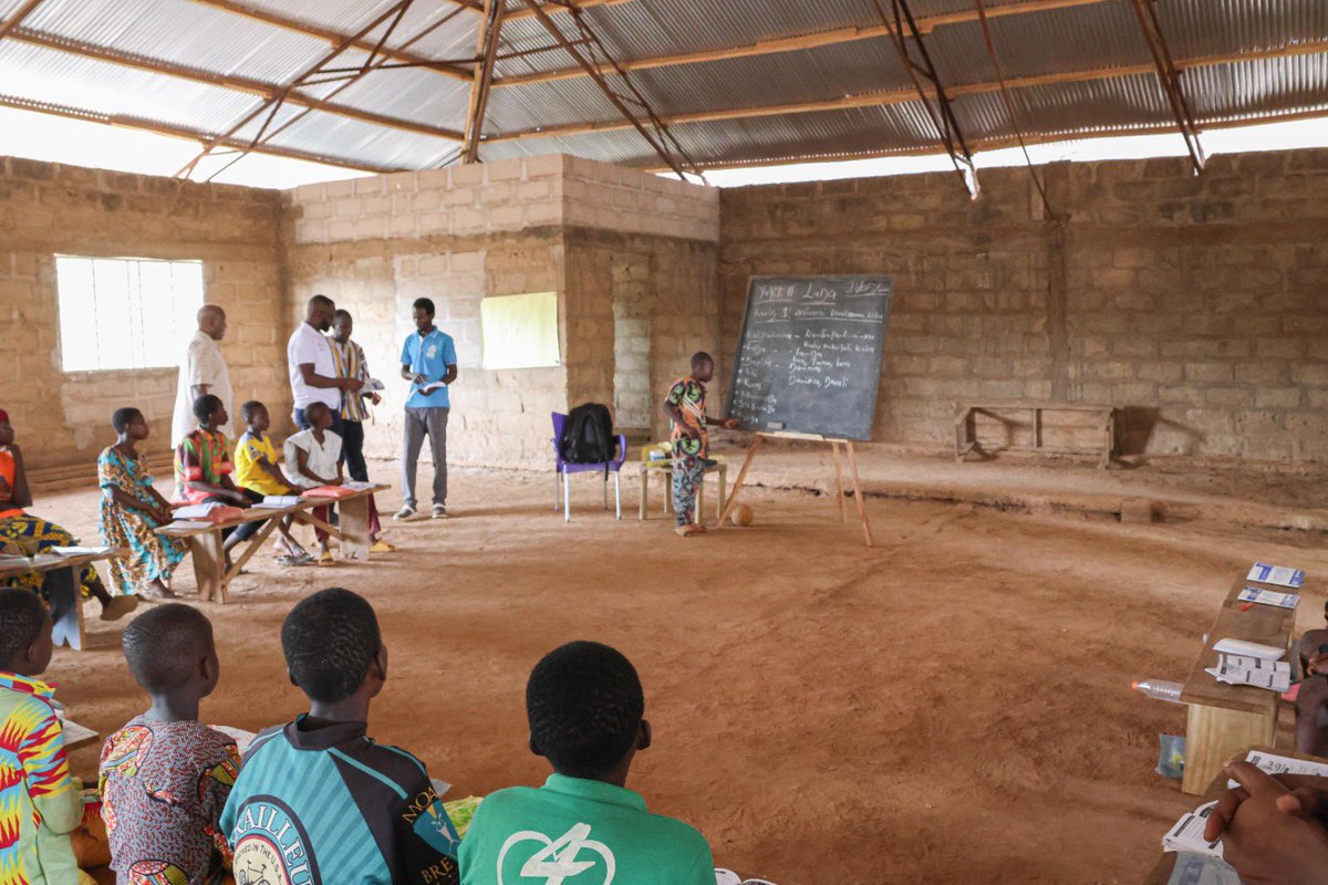 HCThompson001's tweet photo. Inspiring to see children learn &amp; thrive through Ghana Education Outcomes Project.

This UK-funded initiative aims to bring 70K children back into learning &amp; improve learning outcomes for 120K students in over 600 primary schools in GH. Transformative for children &amp; communities. https://t.co/2HfpzcmIF9