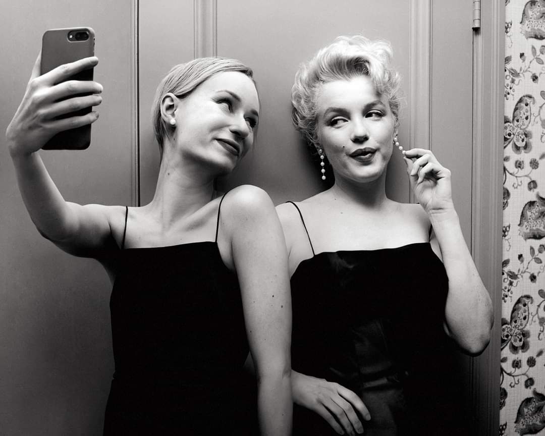 •Time Travel• 25 year old Hungarian photographer, Flóra Borsi photoshopped herself into pictures of historical figures to make it look like they were posing for selfies with her. Here is the one with Marilyn Monroe's 1956 photo• ❤️