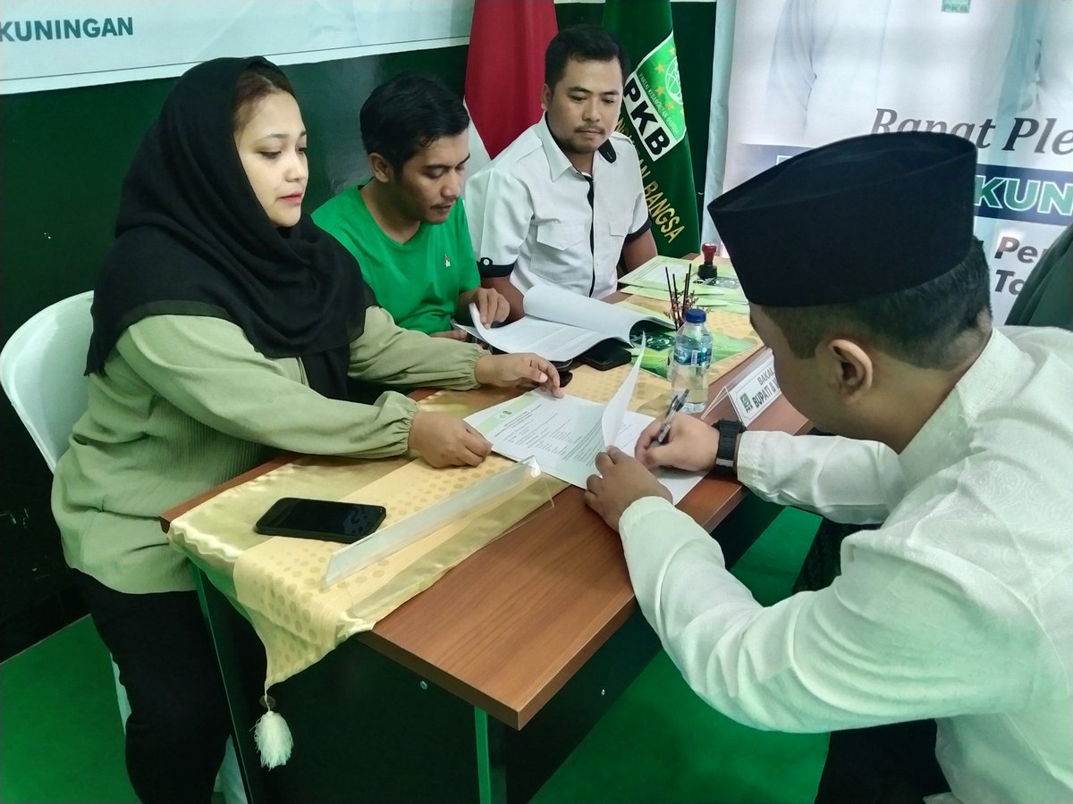 Pengembalian formulir pendaftaran Bakal Calon Kepala Daerah PKB
Kang Widya Ishwara Danardana

<a href="/DPP_PKB/">DPP PKB</a> <a href="/cakimiNOW/">A Muhaimin Iskandar</a> <a href="/EmHasanuddin/">M Hasanuddin Wahid</a> <a href="/dpwpkbjabar/">DPW PKB JABAR</a> <a href="/SyaifulHooda/">Syaiful Huda</a> <a href="/jamaludin190680/">Acep Jamaludin</a> <a href="/PKBKuningan/">DPC PKB KUNINGAN</a> <a href="/Kosasih7Ujang/">Ujang Kosasih</a> <a href="/UjangOfficial/">Ujang Kosasih.Official</a> <a href="/sahabat_k_ujang/">sahabat_kang_ujang</a> <a href="/KabFraksi/">Fraksi PKB Kuningan</a> <a href="/HaririOfficial/">H Hariri</a> <a href="/MCSPKBKuningan/">MCS PKB Kuningan</a>