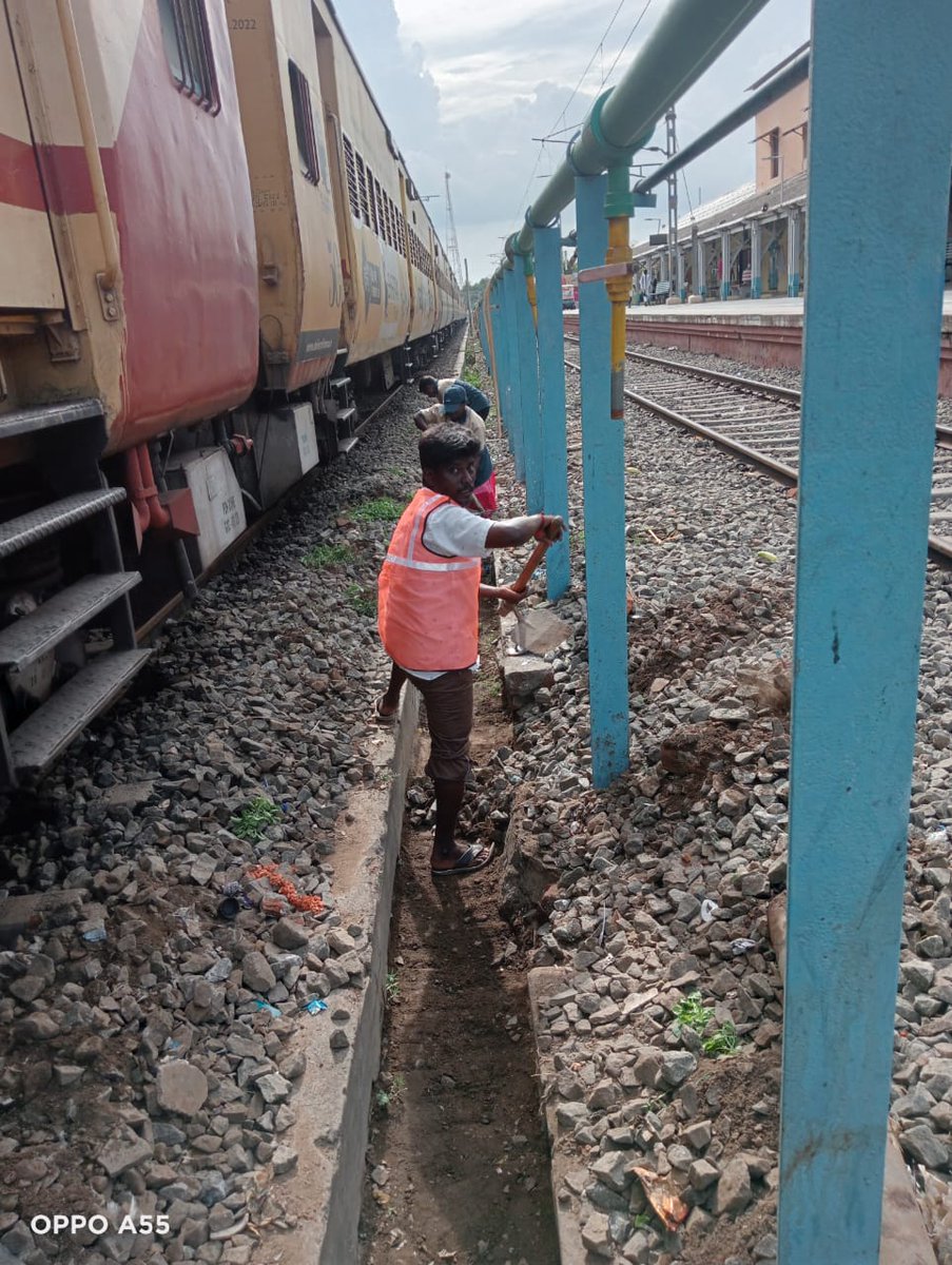 🧹🪠 Dedicated cleaning staff ensuring a pristine environment at #Thanjavur Railway Station, promoting hygiene and enhancing passenger comfort. 

#SouthernRailway #CleanIndia #RailwayHygiene #PassengerComfort #CleanEnvironment #RailwayUpdate