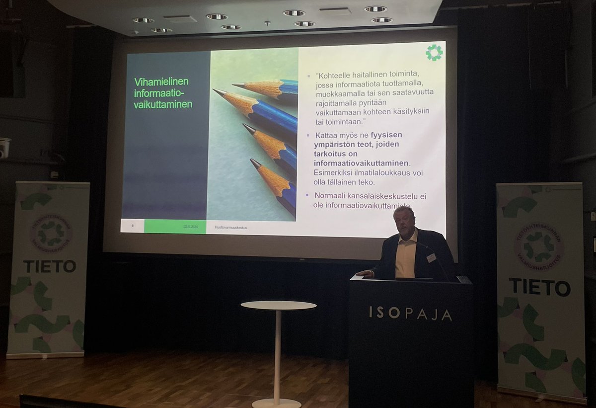 Informaatiovaikuttaminen osuu aina yksilöihin, vaikka tavoitteet olisivat muualla, muistuttaa <a href="/TeuvoArolainen/">Teuvo Arolainen</a> <a href="/HVK_uutiset/">Huoltovarmuuskeskus (HVK)</a> #Tieto24 harjoituksen tilaisuudessa <a href="/Digipooli/">Digipooli</a> #tilannetoiminta #varautuminen