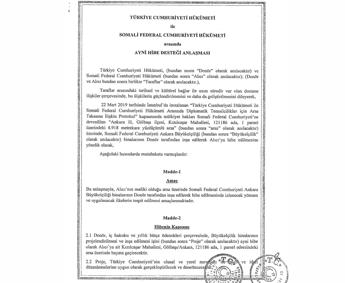 Somali'ye Ankara'da Büyükelçilik binası yapmak için 5000 m2 arsa hibe etmişiz. Üstelik elçilik binasını da biz yapıp teslim edecekmişiz. 
Eyvallah. Hepsine eyvallah. Dost ve müttefik bir ülkeye elçilik binası yapmak için arsa tahsisine eyvallah.
Lakin hibe edilen arsaya yapılacak