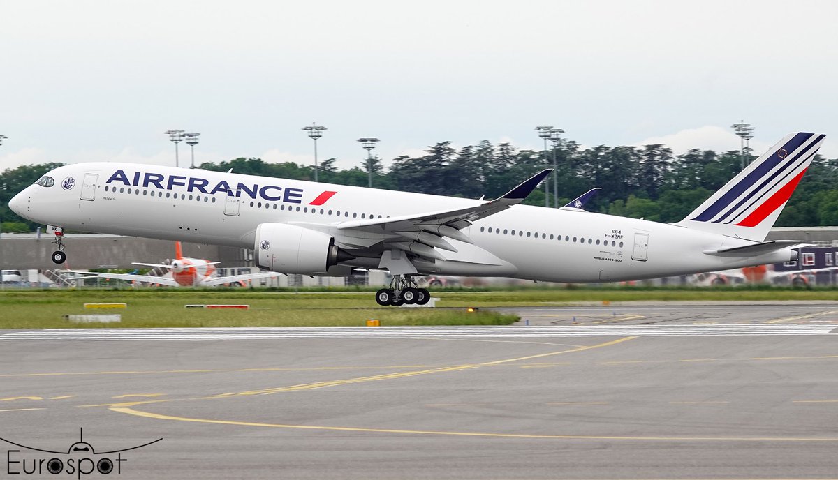 [Tout s’enchaîne à Toulouse] ☀️

Dans la ville rose, les futurs A350 d’@AirFranceFR se préparent à rentrer en flotte ! ✈️

Faisons le point:

F-HUVK « @metropolerennes » -> Appareil désormais au delivery center, il entame la dernière étape avant sa livraison programmée d’ici la