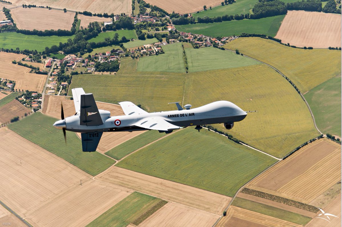 OpexNews's tweet photo. 🇫🇷🇺🇸 Les drones #Reaper de l'armée française, qui sillonneront le ciel durant les #JO2024, restent sous l'étroite surveillance de leurs concepteurs américains.
Les techniciens français n'ont pas accès aux composants les plus sensibles.
➡️ https://t.co/swbMEkGLkr https://t.co/9W5uwBzgez