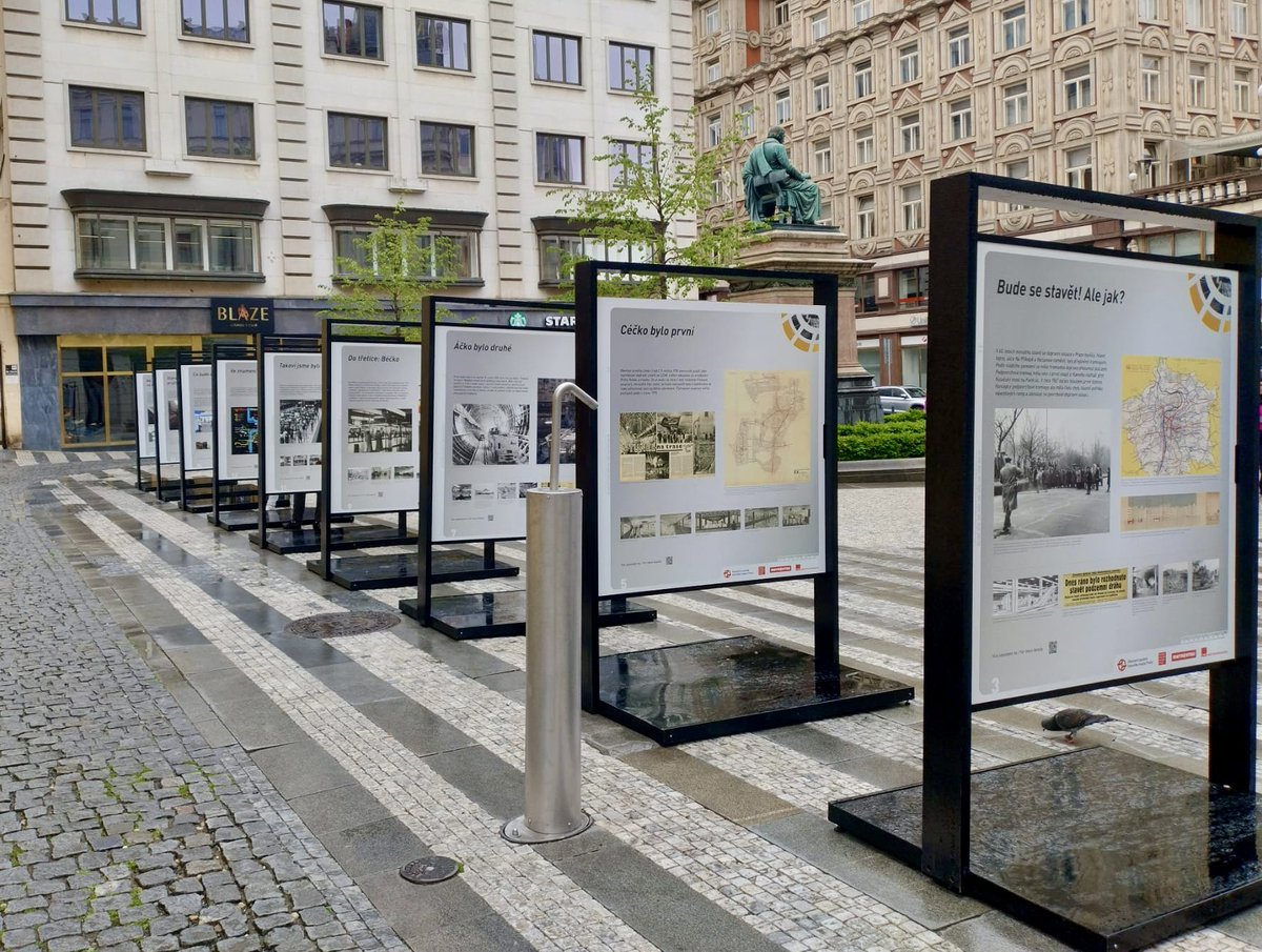 🚇PUTOVNÍ VÝSTAVA | Kdo ještě nikde nezastihl putovní panely vytvořené k 50 letům pražského metra, tak do konce května na vás čekají na Jungmannově náměstí. Poté budou: 🟥 1. 6. až 14. 6. na Mariánském náměstí 🟥15. 6. až 28. 6. v obchodním centru Westfield Chodov 🟥29. 6. až