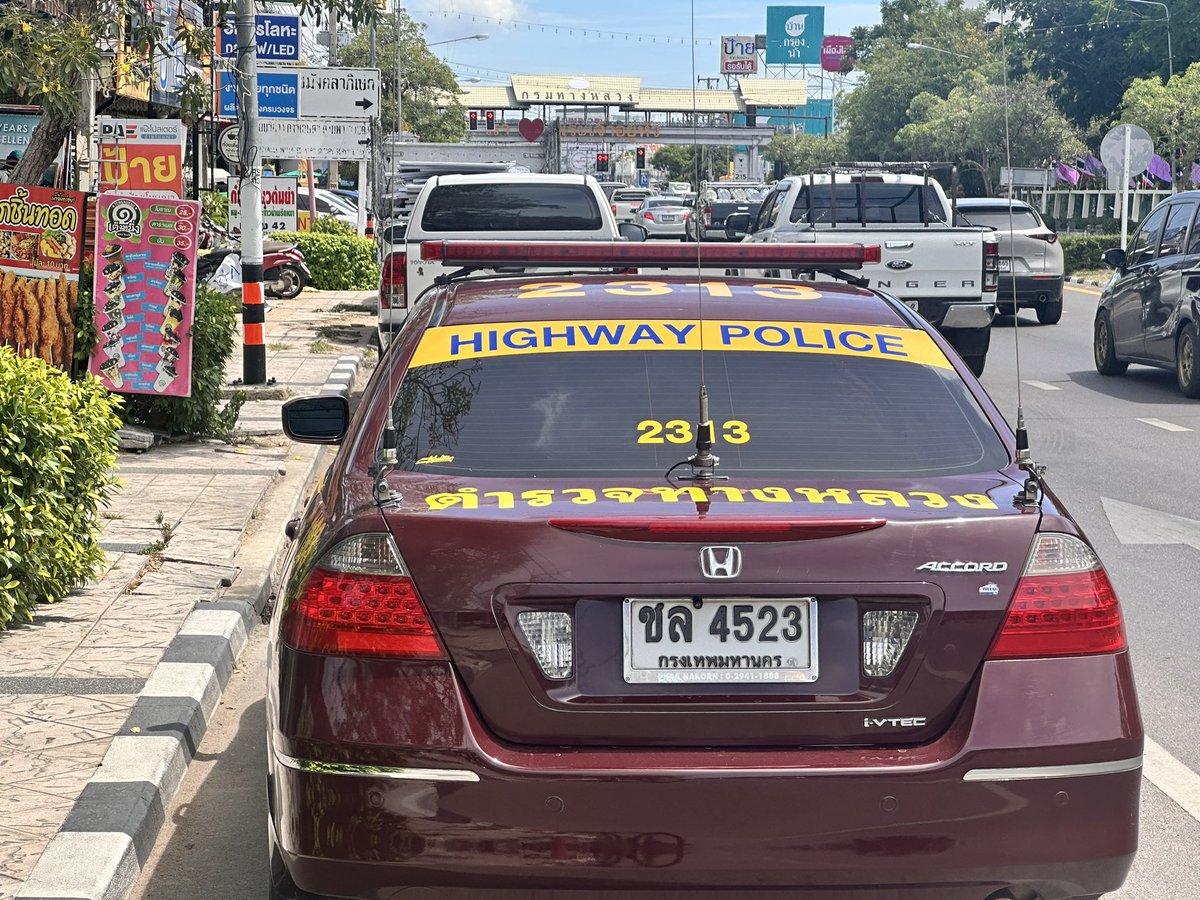 The highway police in Thailand are well equipped with radio.
🇹🇭
#hamradio
#huahin 
#thailand