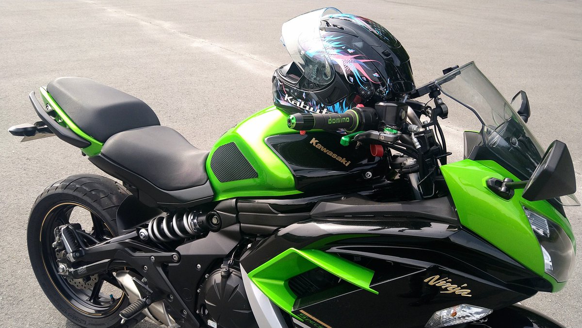 k1515Ninja's tweet image. そうそう、ヘルメット買い替えました✨
古くなった前のメットと比べて軽いし、風切音も少ないし。インナーサンシェード付いてるし…etc
結構いいかも😉
#OGKKABUTO #Kamui3 #ninja