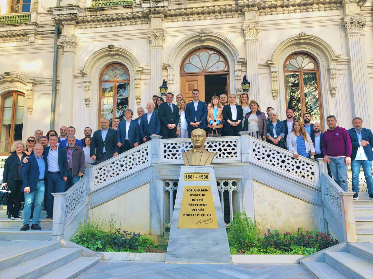 avalperakdogan's tweet photo. İstanbul’dayız…geçmiş dönem birlikte il başkanlığında görev aldığımız dava arkadaşlarım, Kadıköy İlçe Başkanımız ve Yönetimi ile bir araya geldik.
Gündemdeki konuların yanı sıra STK Başkanlığımızın çalışmalarını istişare ettik.  

Olağanüstü kongremiz ve tüm süreçte, gösterdikleri destek için yol arkadaşlarıma, kıymetli başkanlarıma bir kere daha teşekkür ederim. 

Ülkemize, partimize daha iyi bir hizmet sunabilmek için; birlik ve beraberlik içerisinde gayret göstermeye, özenle çalışmaya devam edeceğiz.
@iyiparti @MDervisogluTR #İYİParti
