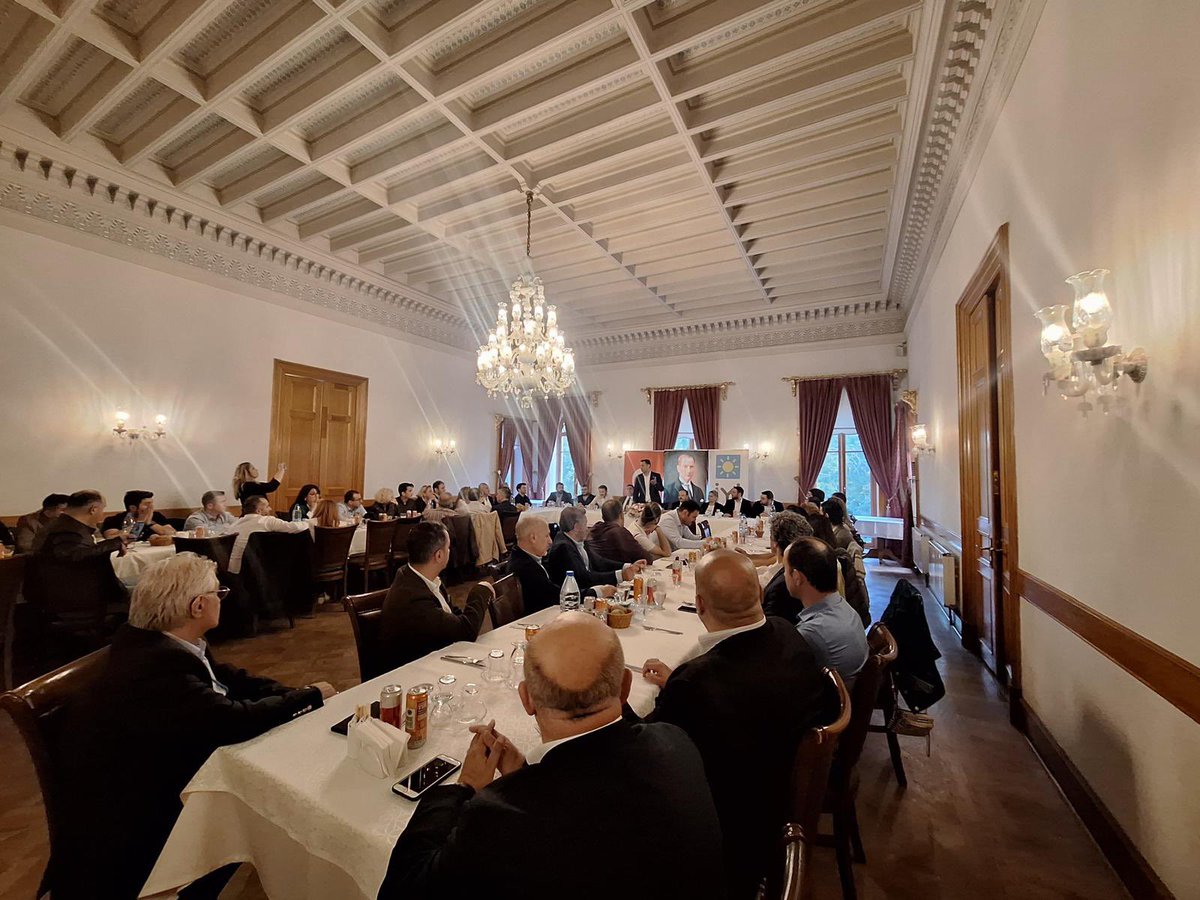 İstanbul’dayız…geçmiş dönem birlikte il başkanlığında görev aldığımız dava arkadaşlarım, Kadıköy İlçe Başkanımız ve Yönetimi ile bir araya geldik.
Gündemdeki konuların yanı sıra STK Başkanlığımızın çalışmalarını istişare ettik.  

Olağanüstü kongremiz ve tüm süreçte,