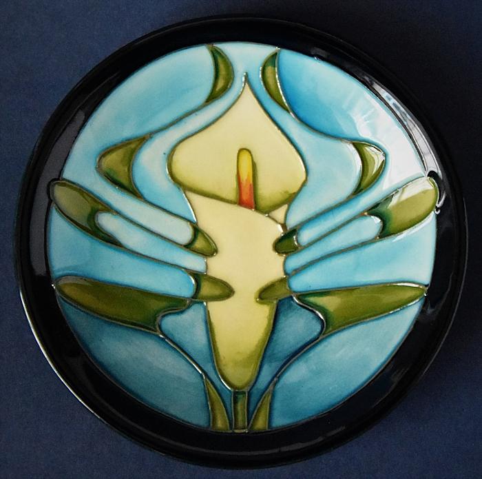 Moorcroft Pottery 780/4 Calla Lily Emma Bossons #moorcroft #moorcroftpottery #callalily #emmabossons #ceramics #StratforduponAvon #Warwickshire bwthornton.co.uk/moorcroft.php