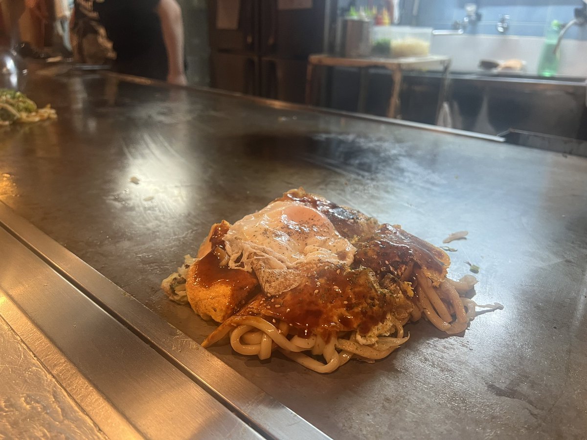 [LOS INGOBERNABLES de JAPON] Ayer vi un partido de CARP mientras comía okonomiyaki. 昨日はお好み焼きを食べながらカープの試合を観戦。 Un restaurante donde disfrutar del ambiente de HIROSHIMA. 広島の雰囲気を味わえるお店。 tabelog.com/tokyo/A1319/A1…