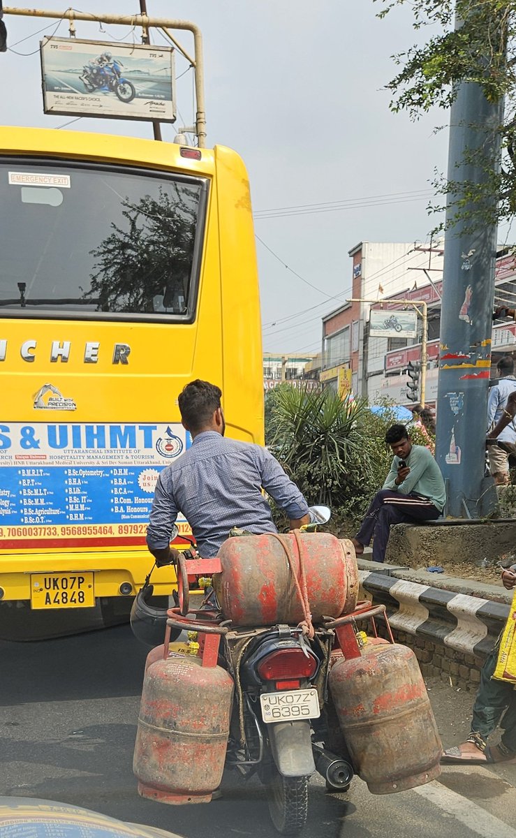 This is in dehradun 
U need to sensitize your branches 
Why u need my number 
Uk07 is dehradun this is rispanapul today morning 9am
@MoPNG_eSeva @PetroleumMin @BPCLimited @HPCL