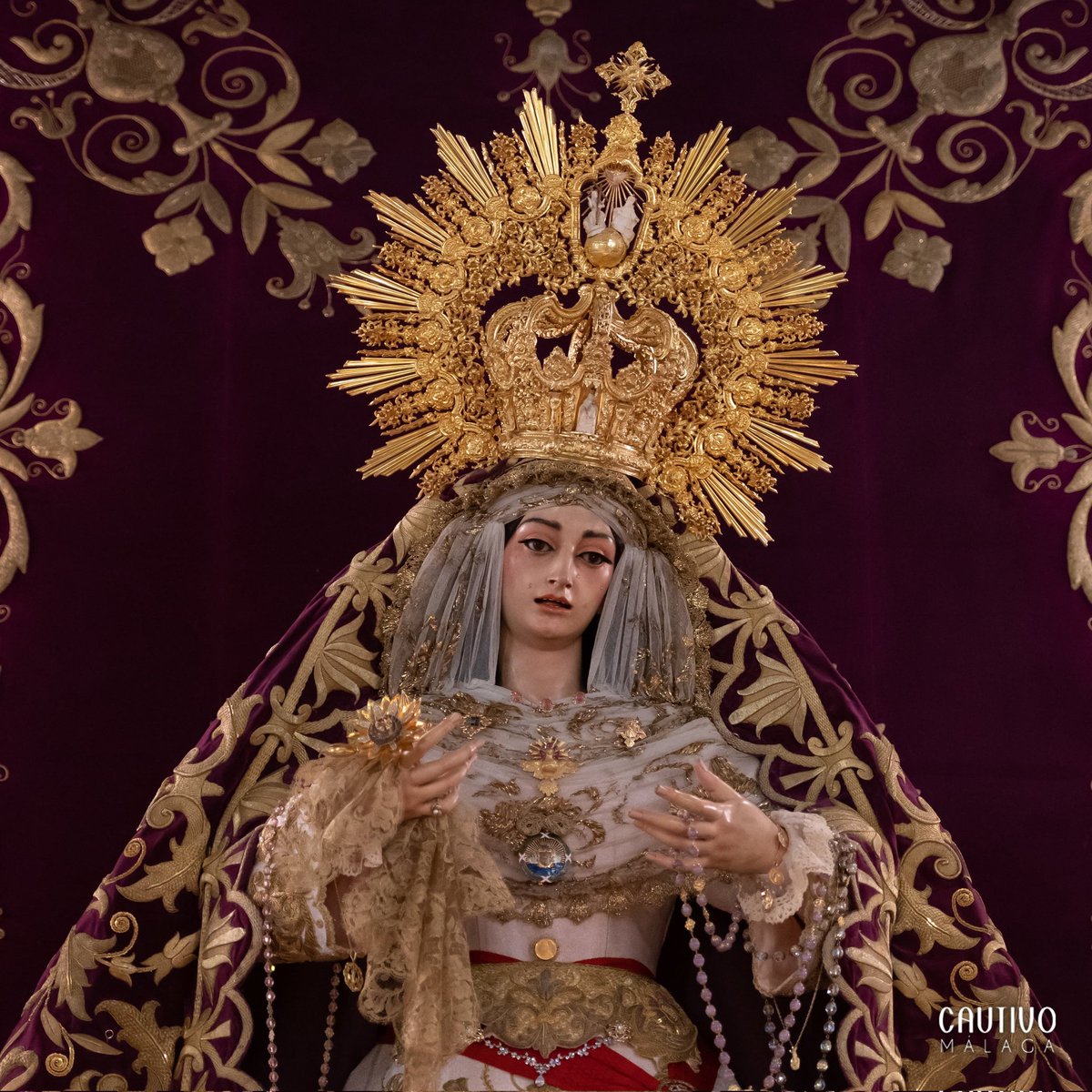 cautivotrinidad's tweet photo. CULTO - Para los cultos por el #DíadelaTrinidad, María Santísima de la Trinidad Coronada luce saya de tisú rosa bordada en oro, manto de coronación de terciopelo cardenal bordado en oro, la corona de coronación y rostrillo de tablas realizado con encaje de hojilla. #CofradíasMLG. https://t.co/MFuS6HTTw8